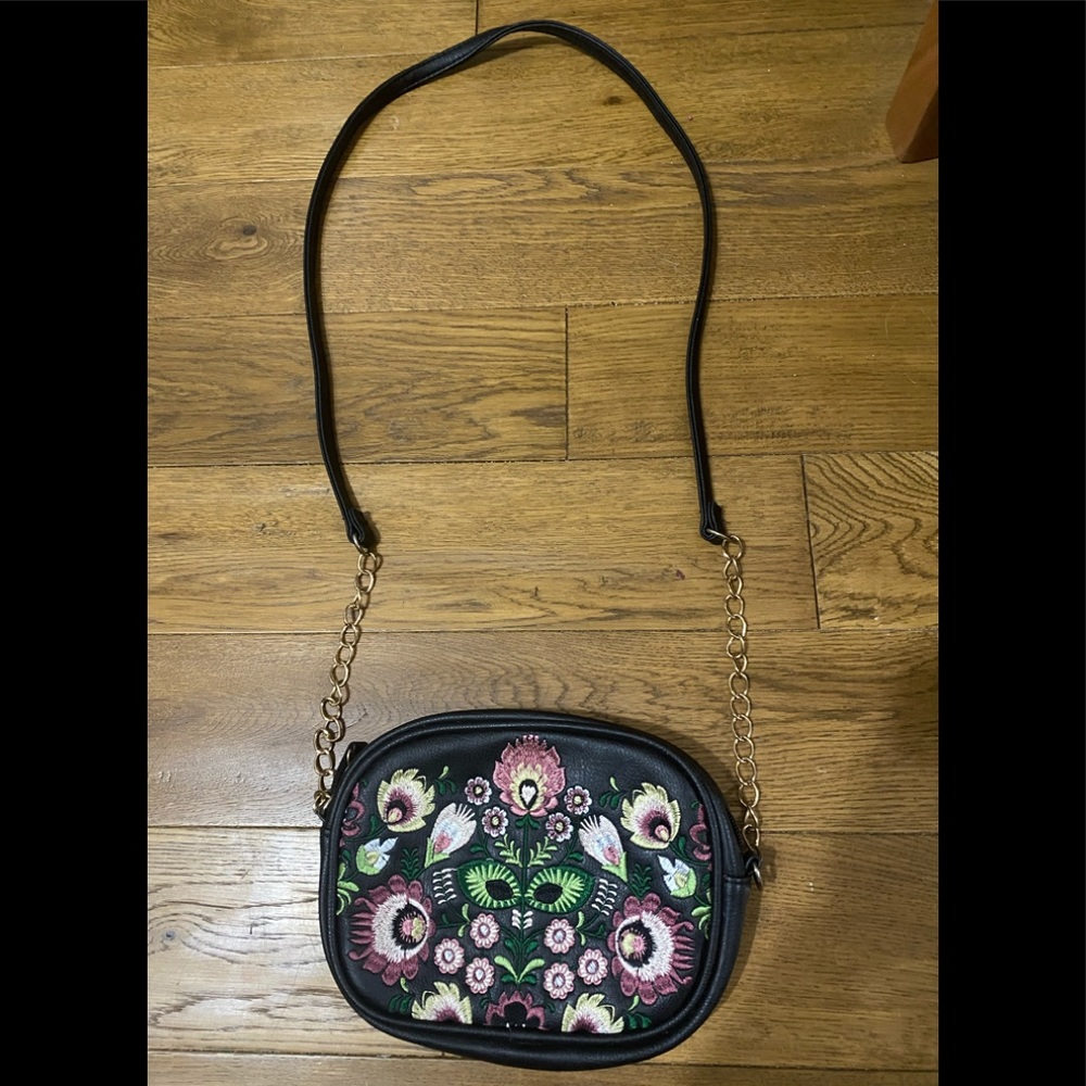 Black crossbody purse with gold chain, floral design and hideable fringe!!💐⭐️🖤